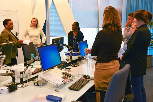 Foto van teamcoaching waarbij Daphne Hasselbaink een groep mensen toespreekt - Future Assistant Academy: voor futureproof assistants in het onderwijs en bedrijfsleven